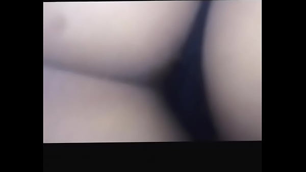 بنت عربية تحت السن بتورّي كسّها