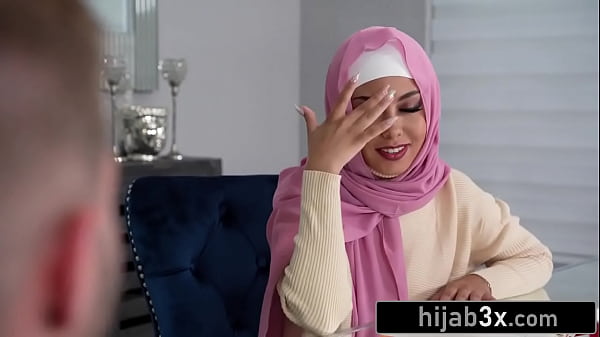 Cewek Mungil Cantik Berhijab Ngentot Sambil Tetep Pake Kerudungnya.