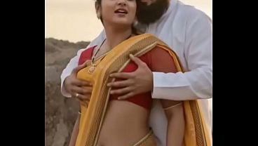 Desi Bhabhi Saree Me Boobs Dabaye, Romance Ka Maza Uthaye
