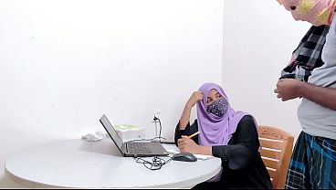Bankir Hijab Montok Digebuk Petani Desa, Crot Di Dalem, Desi Ngewe Panas