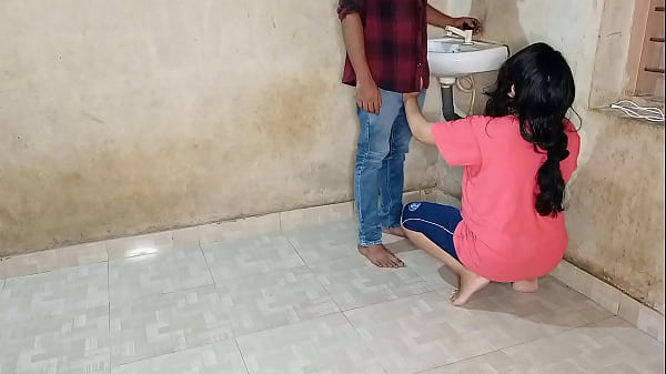 Bhabhi Ne Jawaan Plumber Se Apni Choot Ki Pyaas Bujhayi! Xxx Plumber Sex Hindi Mein