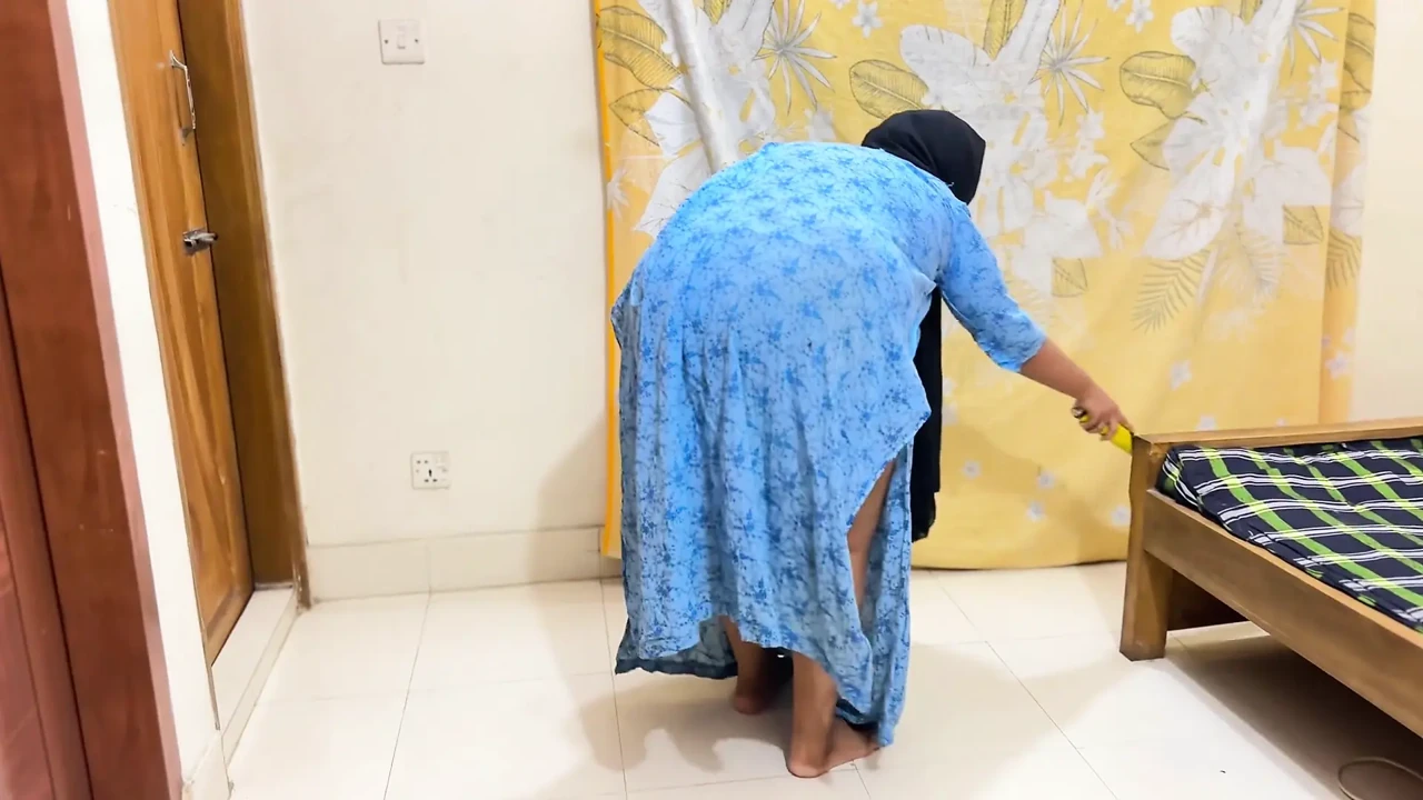 Huge Hanging Milky Tits & Ass Hot Indonesia Muslim Aunty Clean My Room & Try To Seduce Me For Sex