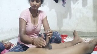 Bhabhi Minyak-in Kontol Adik Ipar Di Video Desi, Lalu Ngewe Panas.
