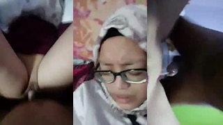 Hijab Kacamata Ngentot Bareng Temen Sendiri, Enak Banget Rasanya.