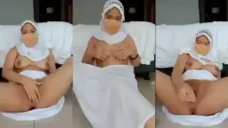 Tante Maela Jilbab Basah, Colok Memek Sampe Muncrat.