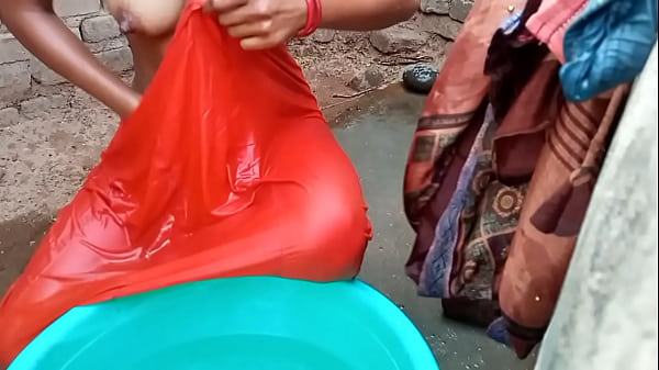 Rati Mandi Di Kamar Mandi, Suara Hindi Bikin Gregetan, Basah-basah Bikin Ngiler.