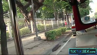 Bule Nakal Jemput Tante Di Tuk-tuk, Langsung Naik Kontol Gede Sampe Meraung.