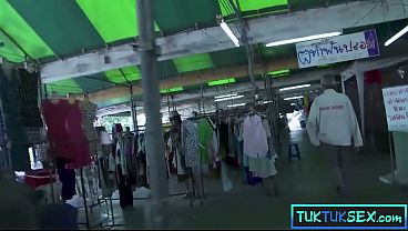 Lidahnya Ditindik, Ibu Mertua Thailand Mungil Digebuk Dua Bule.
