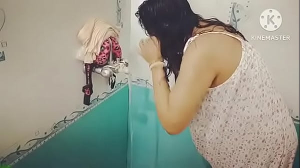Desi Mandi Basah Kering, Goyang Pinggul Bikin Mabuk Kepayang
