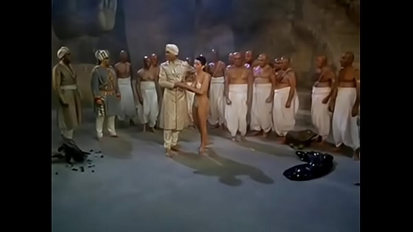 Kuburan India, Tempatnya Gelap, Becek, Bau Tanah Basah, Dan Siap Dimasukin—lo Mau Nyobain?