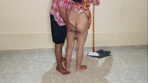 Kamar Lagi Dipel, Bibi Pembantu Disuruh Ngecap Kontol, Abis Itu Digenjot Sampai Meraung!