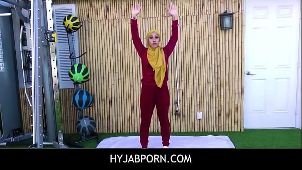 Ngentot Cewek Arab Eksotis Sama Trainer Gym, Memek Basah Sampe Muncrat