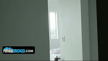 Blonde Montok Daisy Stone Dijilat Habis-habisan Sama Kakak Tiri Yang Lagi Horni, Ngehujani Muka Sama Air Mani.