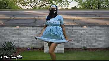 Mahasiswi Hijab Jogging Di Umum, Colok Kontol Demi Duit