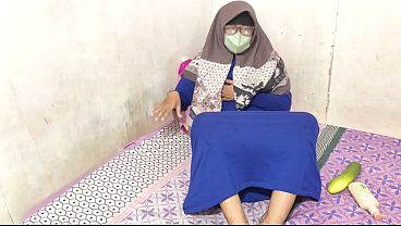Cewek Hijab Indonesia Lagi Colmek, Makin Liar Pas Digoyang.