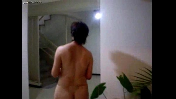 Mama China Lagi Siram Tanaman, Pantat Montoknya Basah Kuyup Kena Air
