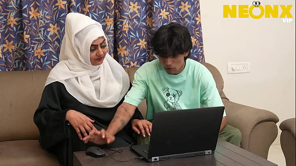 Hijab Cewek Digrebek Bokap Tiri Pas Lagi Mainin Diri Sendiri