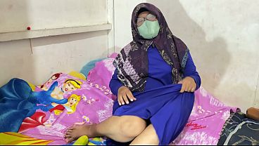 Wanita Berhijab Lagi Mainin Diri Sendiri Sampe Basah Dan Nafas Tersengal-sengal.