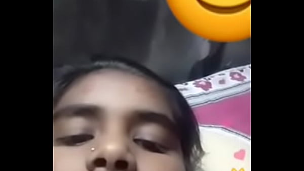 Desi Cewek Pamer Tetek Di Depan Kamera, Bikin Makin Panas.